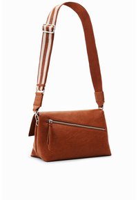 Ruskea tekonahkainen olkalaukku, jossa on vetoketjullinen etutasku, säädettävä raidallinen kangashihna ja suorakulmainen muoto käytännölliseen käyttöön.