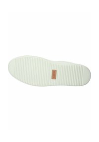 Semelle de chaussure en caoutchouc blanche avec des rainures horizontales pour l'adhérence et un petit patch rectangulaire tan près du talon.