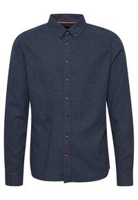 Camisa de manga larga azul marino, con botones, fabricada en un tejido texturizado; presenta un cuello puntiagudo, botones en la parte delantera y un pequeño acento rojo cerca del dobladillo.