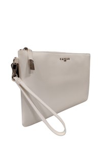 Clutch bag bianco con texture, dotata di chiusura con zip e tracolla rimovibile. Presenta elementi hardware argentati e il logo del marchio sulla parte anteriore.