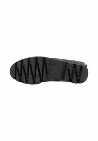 Semelle de chaussure en caoutchouc noir avec une surface texturée, dotée de crampons multidirectionnels pour une traction optimale et une zone de orteils lisse.