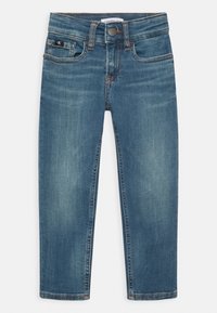 Denimjeans i mörkblått med lätt blekning. Har fem fickor, logotyp på framfickan och en knappstängning. Rakt bendesign.