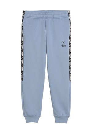 Hellblaue Sweatpants mit schwarzen und weißen Puma-Logo-Streifen an den Seiten sowie elastischen Bündchen an den Knöcheln und am Bund.