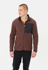 Bruine fleecejas met structuur, voorzien van een zwart borstzakje, volledige rits en contrasterende kraag. Ontworpen voor warmte en comfort.