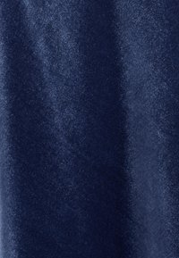Tela de terciopelo azul marino con una textura suave, que presenta un ligero brillo y sutiles variaciones de color en la superficie.
