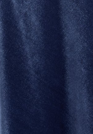 Navyblauwe fluwelen stof met een gladde textuur, voorzien van een lichte glans en subtiele kleurvariaties op het oppervlak.