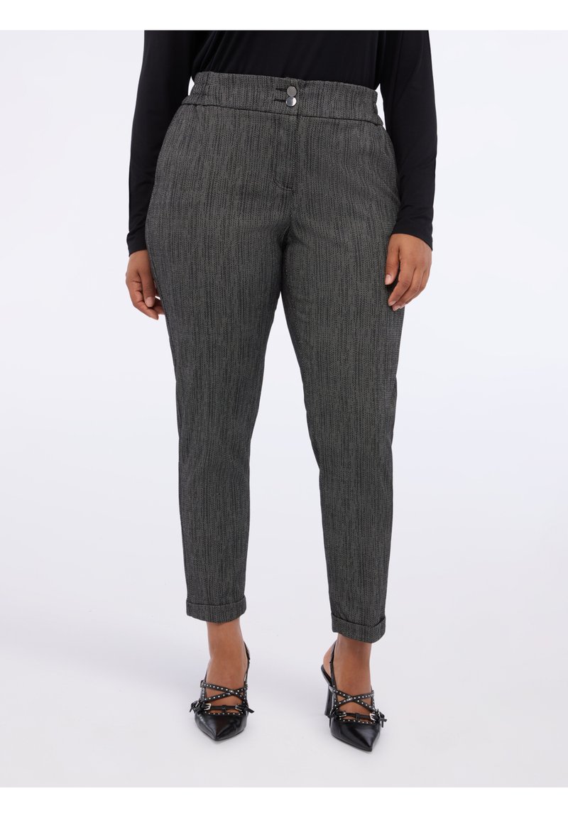 Harmaat tekstuuriset housut, joissa on räätälöity istuvuus, nappisuljenta ja käänteet nilkoissa. Yhdistetty mustiin teräväkärkisiin kenkiin.