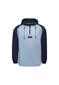 Chaqueta ligera azul claro con mangas azul marino, capucha ajustable, media cremallera al frente y parche con logo. Tejido texturizado con puños elásticos.
