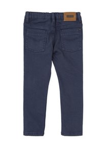 Jeans de denim azul oscuro con un diseño clásico de cinco bolsillos, pernera recta y acento de cuero en la cinturilla. Textura suave y color sólido.