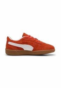 Keharjadest suede spordijalatsid eredalt oranžis valgete detailidega ja pruuni kummitaldaga. Omab ümarat varbaosa ja tasaseid paelu. Tekstureeritud ülapind.