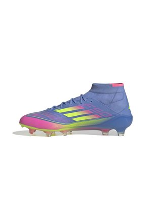 Chaussures de football en dégradé bleu, rose et vert. Dotées d'un col haut, d'un upper synthétique texturé et d'une semelle à crampons en plastique transparent.