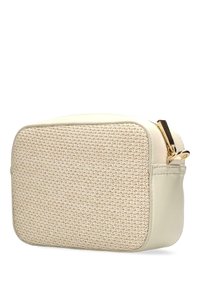Borsa color crema con texture intrecciata sulla parte frontale, lati in pelle liscia, hardware della cerniera dorato, forma rettangolare, design compatto.
