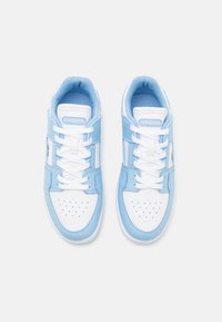Lacoste COURT CAGE 224 - Sportbačiai - light blue/white