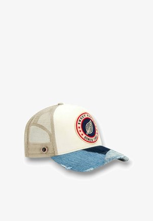 Casquette de base-ball avec dos en maille beige, panneau avant crème orné d'un patch "Sweet Pants Since 1981", et visière incurvée en patchwork de denim bleu.