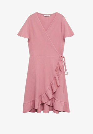 Vestido cruzado rosa de manga corta con escote en V, bajo con volantes y detalle de lazo en el lateral, confeccionado en tela texturizada.