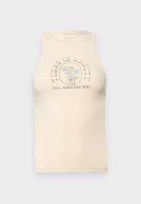 Top de tip tank fitat, bej, cu guler înalt și fără mâneci. Prezintă un grafic floral imprimat și textul: "EXISTĂ FRUMUSEȚE ÎN JURUL TĂU."
