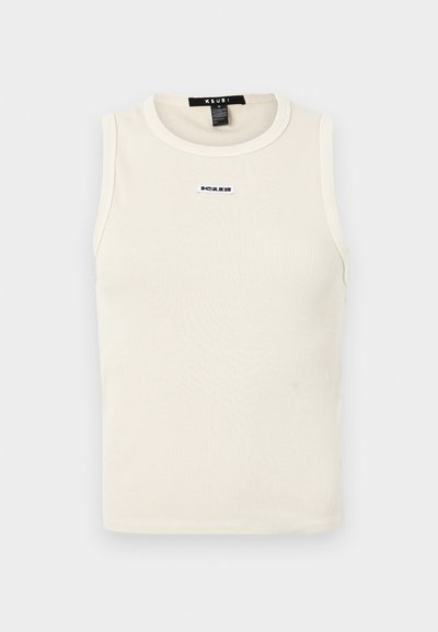Lichtbeige geribde tanktop met een ronde halslijn en mouwloos ontwerp. Voorzien van een klein blauw logo op de voorkant.