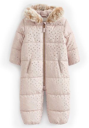Jasnoróżowy pikowany kombinezon zimowy dla niemowląt z wzorem złotych gwiazdek, z przodu na suwak, dwie kieszenie oraz kaptur obszyty sztucznym futrem.