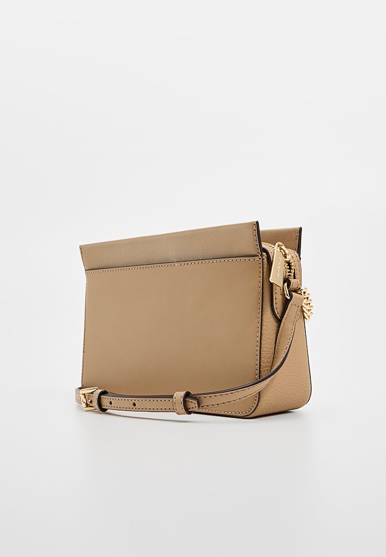 Bruine leren schoudertas met een gladde afwerking, minimalistisch ontwerp, bovenklep sluiting en verstelbare schouderband met gouden hardware.