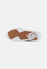 Vans schoen zool met een witte basis, getextureerde bruine rubberen loopvlak met een ruitpatroon en een prominent "VANS" logo in het wit.