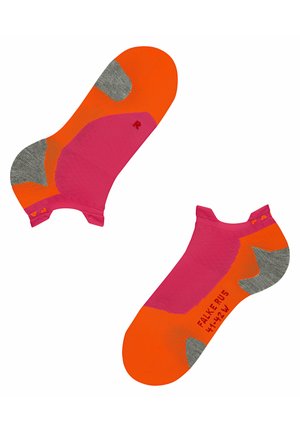 Calzini alla caviglia rosa e arancioni con accenti grigi. Presentano una suola imbottita e un materiale traspirante, progettati per comfort e prestazioni.