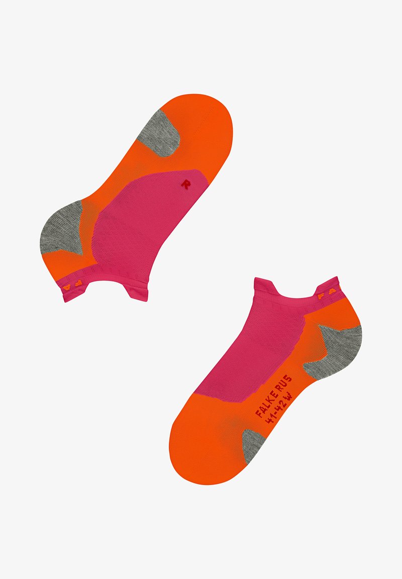 Calzini alla caviglia rosa e arancioni con accenti grigi. Presentano una suola imbottita e un materiale traspirante, progettati per comfort e prestazioni.