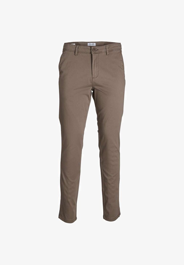 Pantalon marron en coton coupe slim, avec devant plat, passants pour ceinture et une fermeture à bouton unique. Texture lisse et détails de couture discrets.