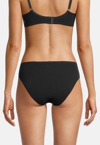 Schwarze Unterwäsche mit einem mittelhohen Design, gefertigt aus glattem Stoff. Verfügt über minimale Nähte und einen schlichten elastischen Bund.