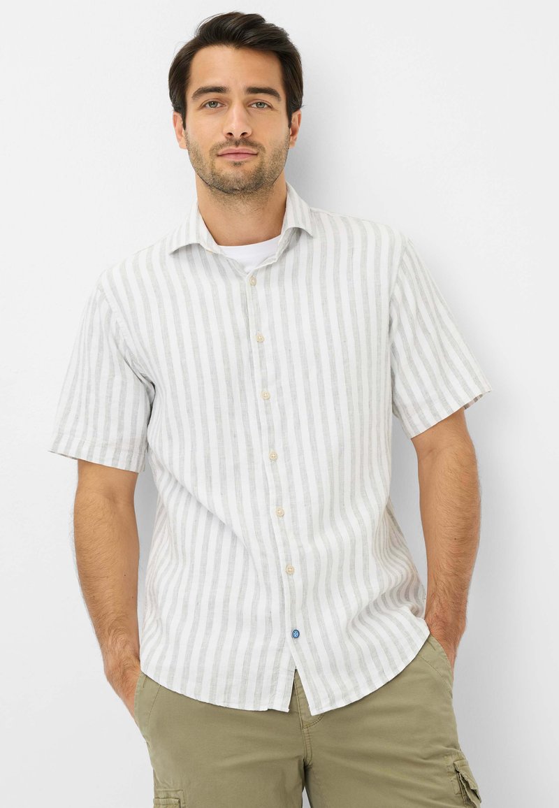 Camicia a maniche corte con bottoni di colore grigio chiaro con righe bianche. Realizzata in un tessuto traspirante, è dotata di colletto a punta e bottone a contrasto.