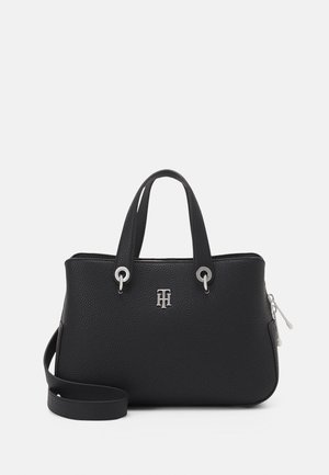 Sac à main en cuir noir texturé avec double poignée, ferrures argentées, bandoulière amovible et petit emblème de logo central.