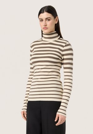 Stribet turtleneck sweater i creme og brun, tætsiddende design, ribbet tekstur, lange ærmer og tommelhul detalje ved ærmerne.