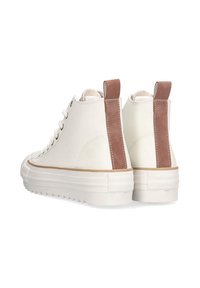 Zapatillas altas blancas con un panel trasero marrón texturizado, suelas resistentes y un diseño minimalista con costuras visibles y cierre de cordones.