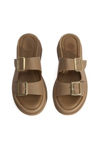 Bruine slide sandalen met twee brede banden, elk met een gouden gesp. Gevoerde zool met textuur en dikke, gestructureerde rubberen buitenzool.
