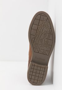 Barbour FARSLEY CHELSEA BOOT - Klasszikus bokacsizmák - dark tan