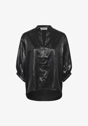 Blusa negra y brillante con escote en V, corte holgado y mangas de tres cuartos. La tela tiene una textura suave y brillante.