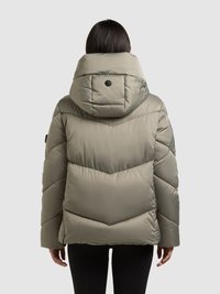 Gaiši olīvu zaļas krāsas pūdera jaka ar augstu apkakli un ķeveru šuvēm; aizmugurē apaļas pogas detaļa.