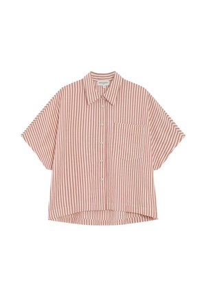 Camisa de manga corta con botones, con rayas verticales rojas y blancas y un bolsillo en el pecho, sobre un fondo blanco.