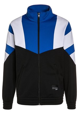 Chaqueta negra con cremallera y cuello alto, con diseños geométricos azules y blancos en los hombros y mangas. Tela suave, estilo atlético.