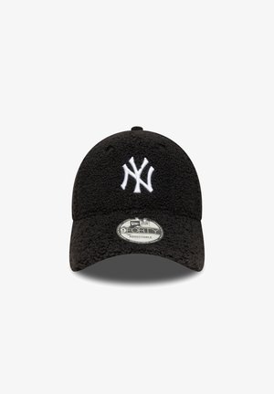 Schwarze Fleece-Baseballmütze mit verstellbarem Riemen, ausgestattet mit einem gestickten weißen "NY"-Logo auf der Vorderseite, strukturiertem Oberflächenmaterial und einem gebogenen Schirm.