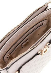 Borsa a mano bianca in pelle con un design testurizzato, dotata di accessori in oro, dettagli neri e un interno beige con più scomparti.