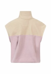 Fleece-Pullover mit hohem Kragen, der oben beige und unten hellrosa ist, kurze Ärmel hat und ein quadratisches Patch-Detail auf der Rückseite aufweist.