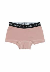 Vaaleanpunaiset puuvillaiset poikashortsit, joissa on musta vyötärö, jossa lukee valkoisella tekstillä "THE NEW". Mukana myös kontrastivärisiä ompeluyksityiskohtia.