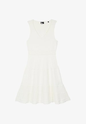 Mouwloze witte jurk met V-hals, getailleerde taille en een gelaagde rok met fijne eyelet kantdetails over het geheel.