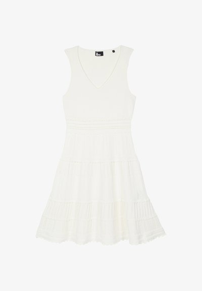Vestido blanco sin mangas con escote en V, cintura ajustada y falda de volantes con delicados detalles de encaje ojeteado por todo el diseño.