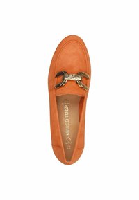 Oranje suède instapper met een decoratieve gouden metalen hardware-accent langs de bovenkant. Glad textuur, rondneus design.