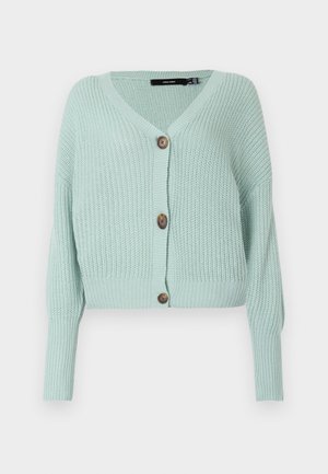 Mint zeleni pleteni kardigan s V-izrezom, dugim rukavima, teksturiranom tkaninom i tri smeštonasmeđe dugmadi sprijeda.
