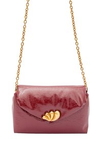 Burgundská kabelka z faux kůže se zlatým detailem ve tvaru mušle, obdélníkový tvar, řetízkový popruh a vrásčitá textura.
