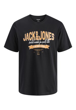 Tricou negru cu mâneci scurte, cu text mare bej "JACK & JONES", scris mic alb și o panglică bej cu inscripția "NEW AESTHETICS" pe față.