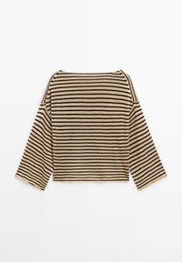 Pull en maille beige avec rayures horizontales noires, large encolure bateau et manches longues légèrement évasées.