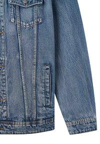 Giacca di jeans di un blu chiaro con cuciture arancioni in contrasto, dotata di colletto a punta, tasche frontali e chiusura con bottoni.